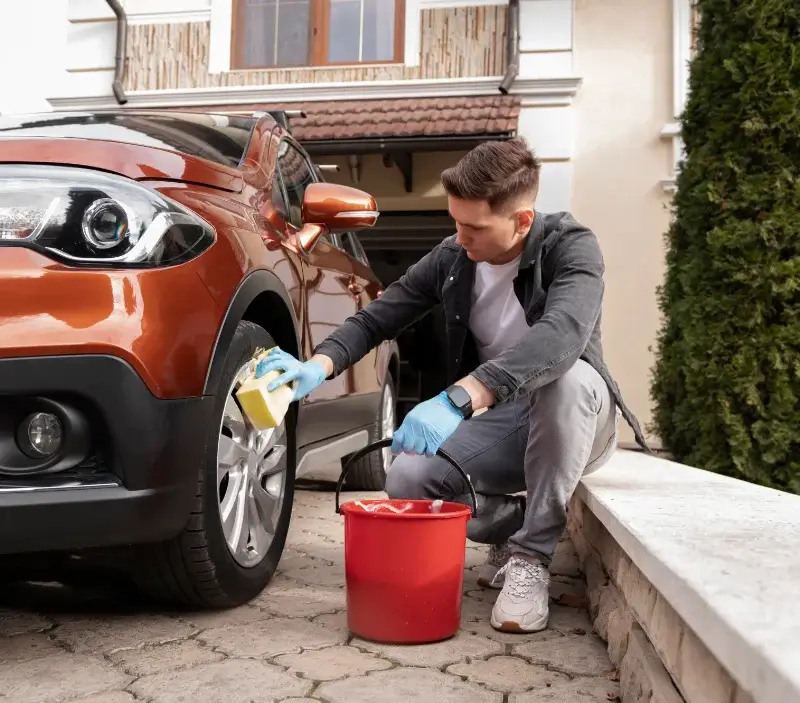 Lavage auto à domicile Laurac-en-Vivarais : professionnel intervenant sur un véhicule